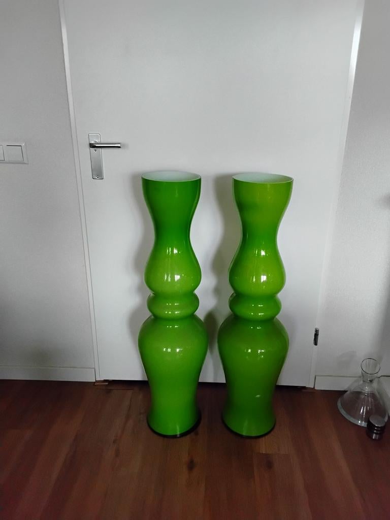 Twee identieke vloervazen van 100cm hoog van opaline glas, Huis en Inrichting, Woonaccessoires | Vazen, Overige kleuren, 75 cm of meer