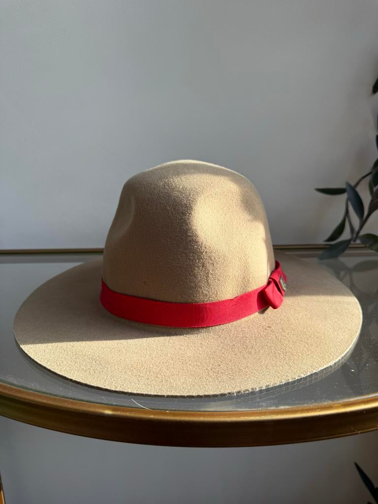 Brixton Hoed - Stijlvolle Beige Hoed met Rode Band, Ophalen of Verzenden, Zo goed als nieuw, 58 cm (L, 7¼ inch) of meer, Hoed