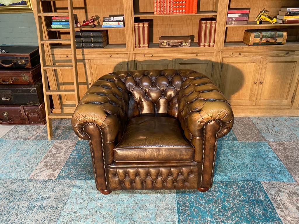 Engelse Chesterfield club fauteul goudbruin, Huis en Inrichting, Fauteuils, Zo goed als nieuw, 75 tot 100 cm, Ophalen of Verzenden