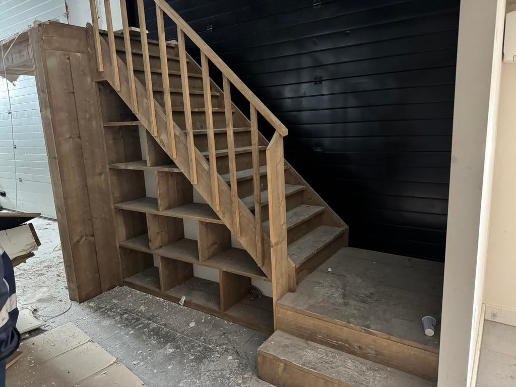 mooie houten trap moet deze week opgehaald worden, Doe-het-zelf en Verbouw, Ladders en Trappen, Ophalen of Verzenden, Zo goed als nieuw