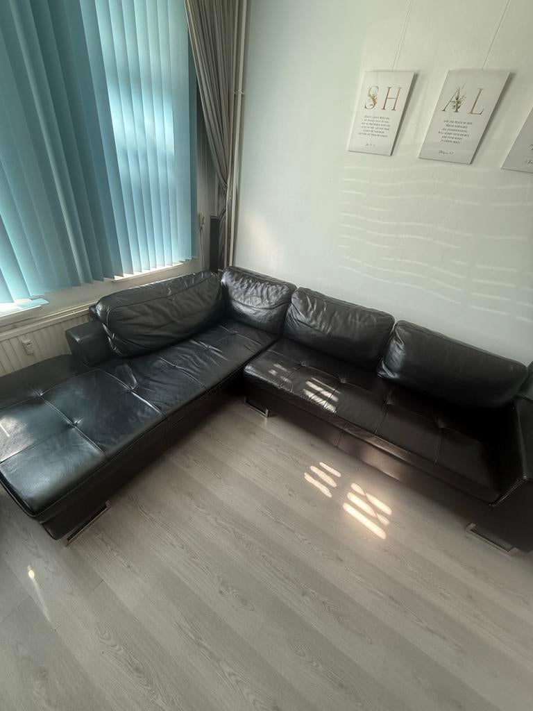 Nette lederen zwarte hoekbank + 4 zachte kussens, Ophalen, 250 tot 300 cm, Gebruikt, Hoekbank