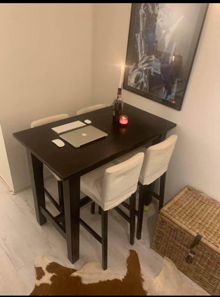 Ikea table with 4 bar chairs, Ophalen, Zo goed als nieuw