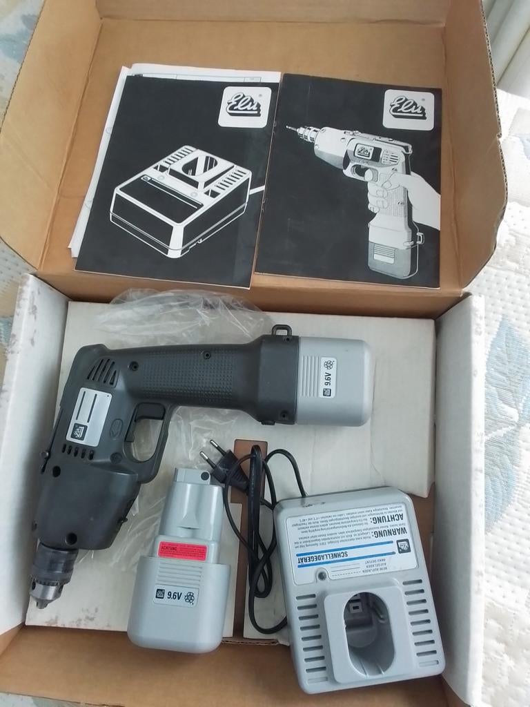 Schroefmachine 9.6V met oplader en handleiding, Doe-het-zelf en Verbouw, Gereedschap | Boormachines, Gebruikt, Boor- en Schroefmachine