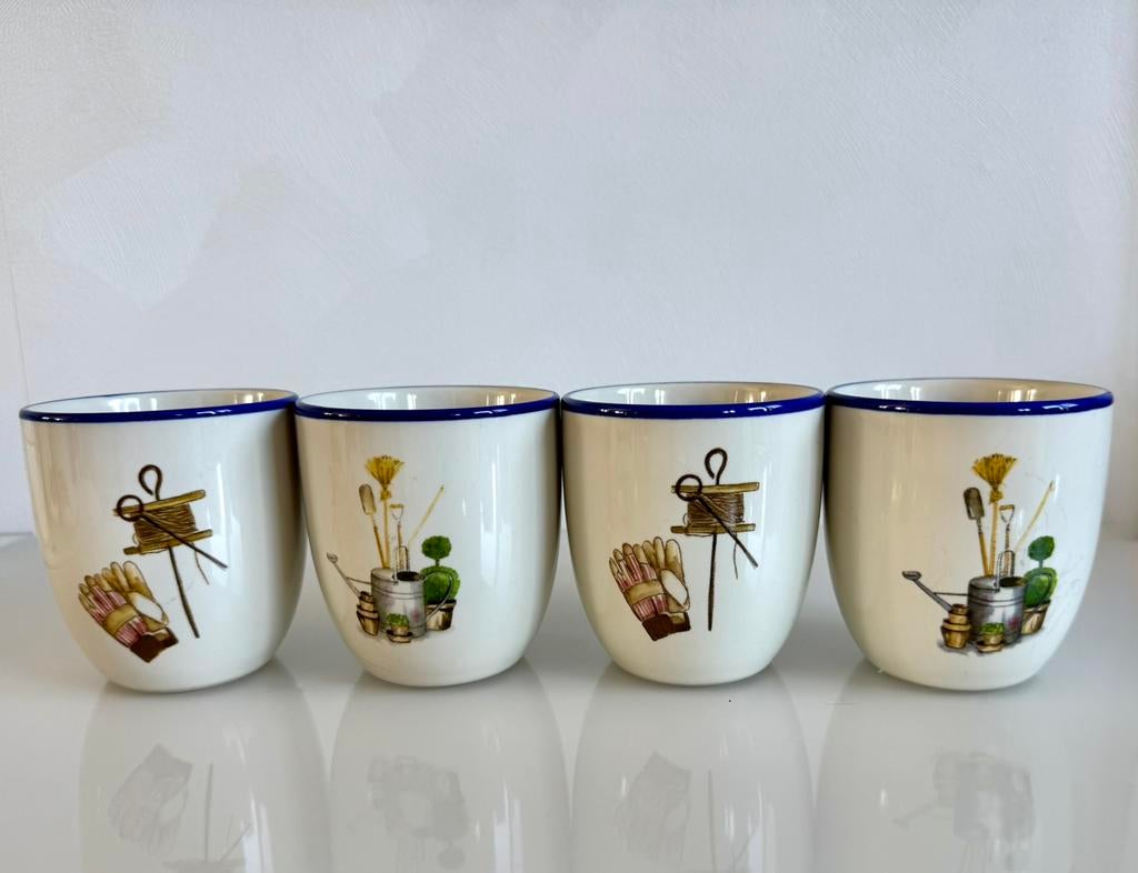 Set van 4 mokken Alie Kruse-Kolk (Tuingereedschap), Ophalen of Verzenden, Zo goed als nieuw, Overige stijlen, Kop(pen) en/of Schotel(s)