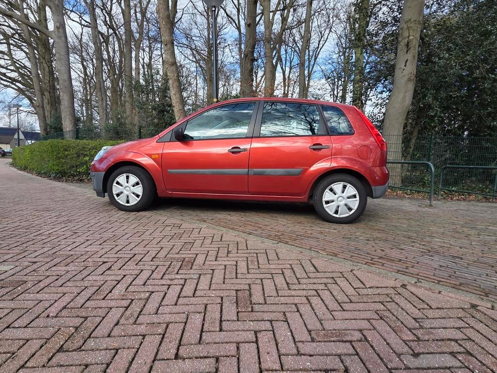Ford Fiësta 1.3 8V 5DR 2007 airco, Auto's, 1299 cc, 40 €/maand, Zwart, Origineel Nederlands