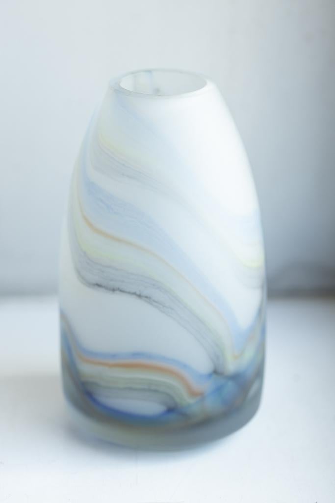 Mooie gemarmerde zware matte glazen vaas met kleuren, Overige kleuren, Ophalen of Verzenden, Minder dan 50 cm, Glas