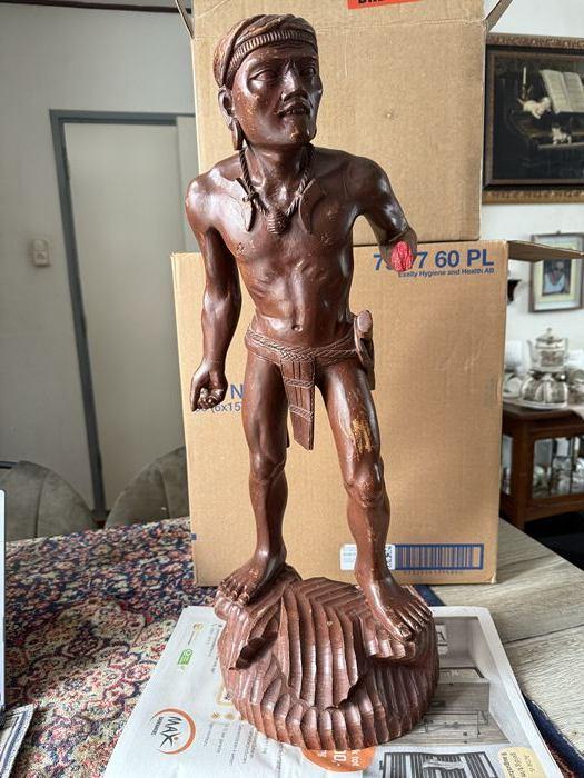 Houten Beeld van een Gewonde Krijger., Natuurlijk materiaal, Ophalen of Verzenden, 20 - 50 cm, Beeld