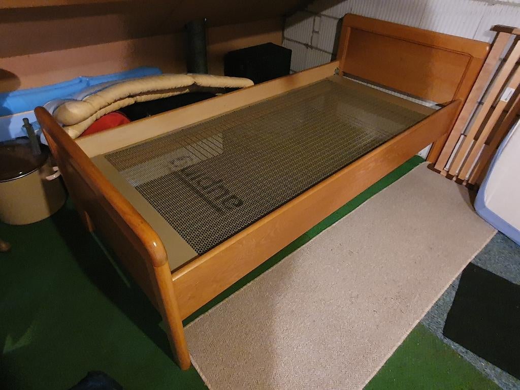 Houten eenpersoonsbed met metalen spiraalbodem, Ophalen, Gebruikt, 90 cm, Eenpersoons