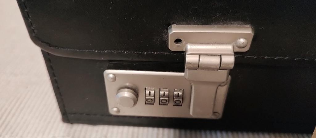 K555 pilotenkoffer zwart in goede staat, Overige materialen, Zaanvintage.nl, Onbekend, Slot