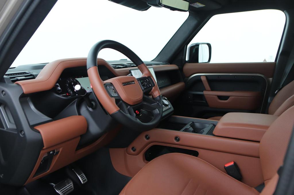 Land Rover Defender 110 Octa 4.4 P635 Octa | Petra Copper |, Gebruikt, Bruin, 4395 cc, Leder