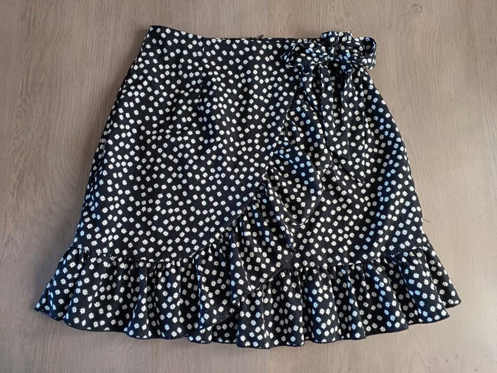 Zwart-witte omslagrok met bloemetjes, maat S, Kleding | Dames, Rokken, Zwart, Ophalen of Verzenden, Zo goed als nieuw, Maat 36 (S)