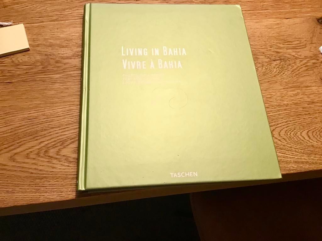 Living in Bahia - Taschen, Overige merken, Ophalen of Verzenden, Reisgids of -boek, Zuid-Amerika