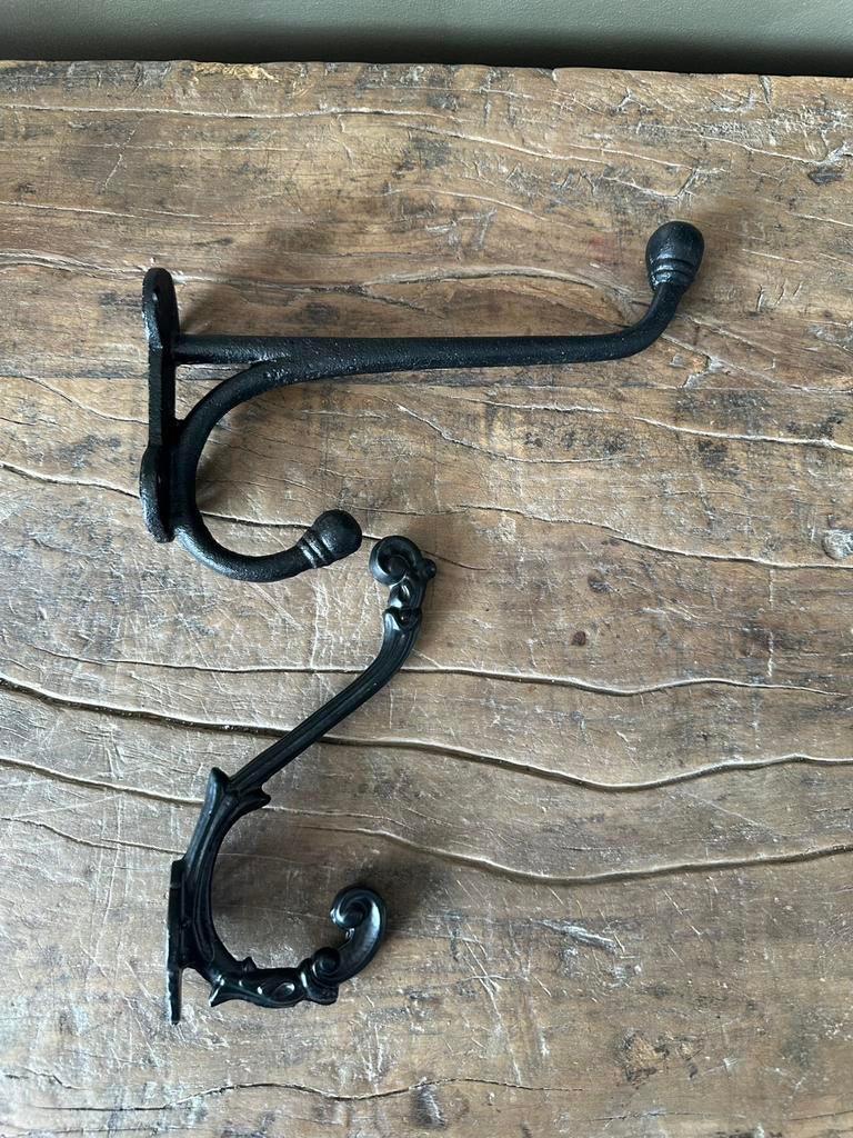2 zwarte gietijzeren dubbele haken, Wandkapstok, Ophalen of Verzenden, Zo goed als nieuw, Minder dan 100 cm