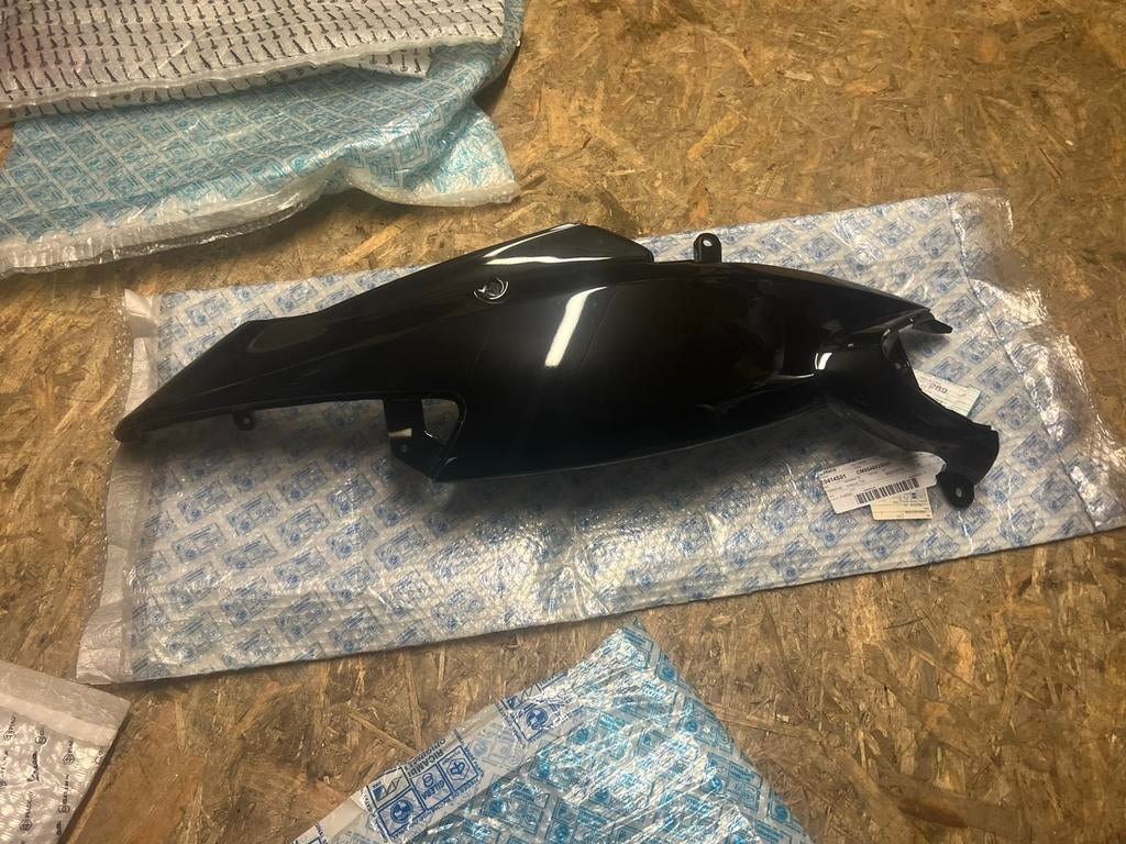 NOS piaggio nrg achterkap rechts achter kap zwart, Ophalen of Verzenden