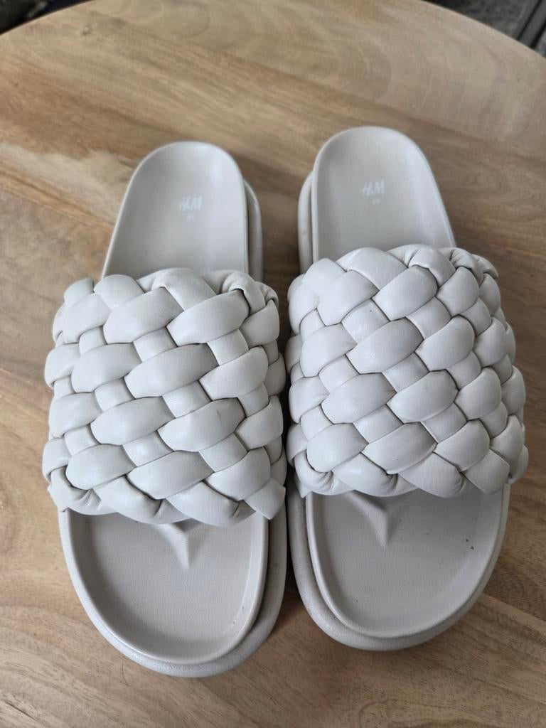 H&M beige leren slippers maat 39, Kleding | Dames, Schoenen, Ophalen of Verzenden