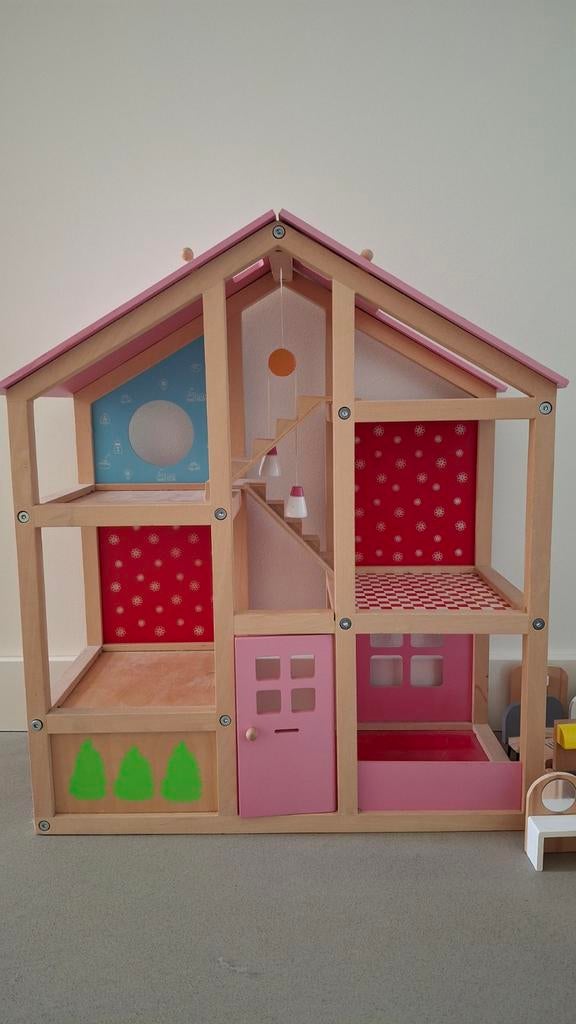 Zeer uitgebreid poppenhuis met poppetjes en huisraad, Ophalen, Zo goed als nieuw, Poppenhuis