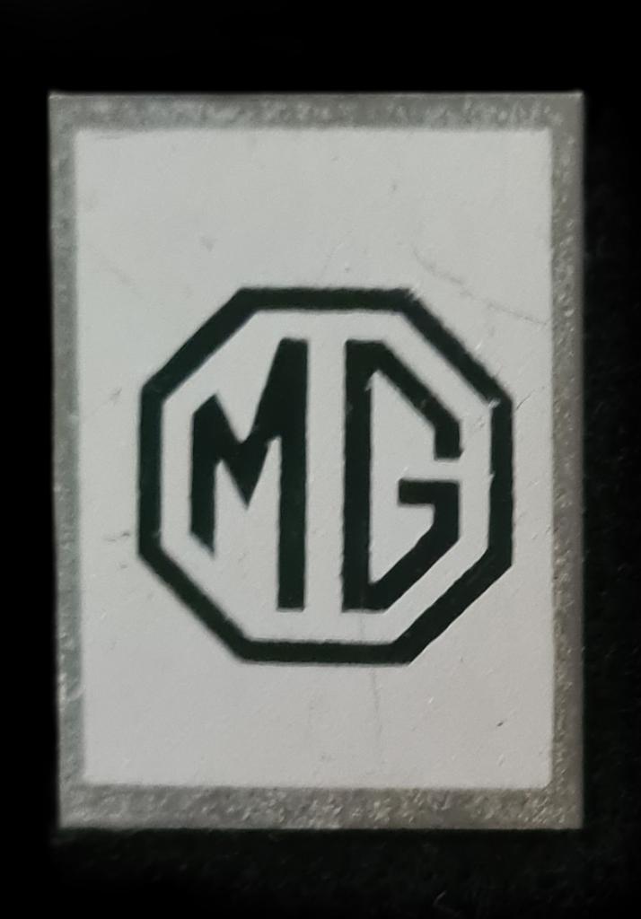 M.G. speld- zwart-zilverkleur blik, Verzenden, Nieuw, Transport, Speldje of Pin