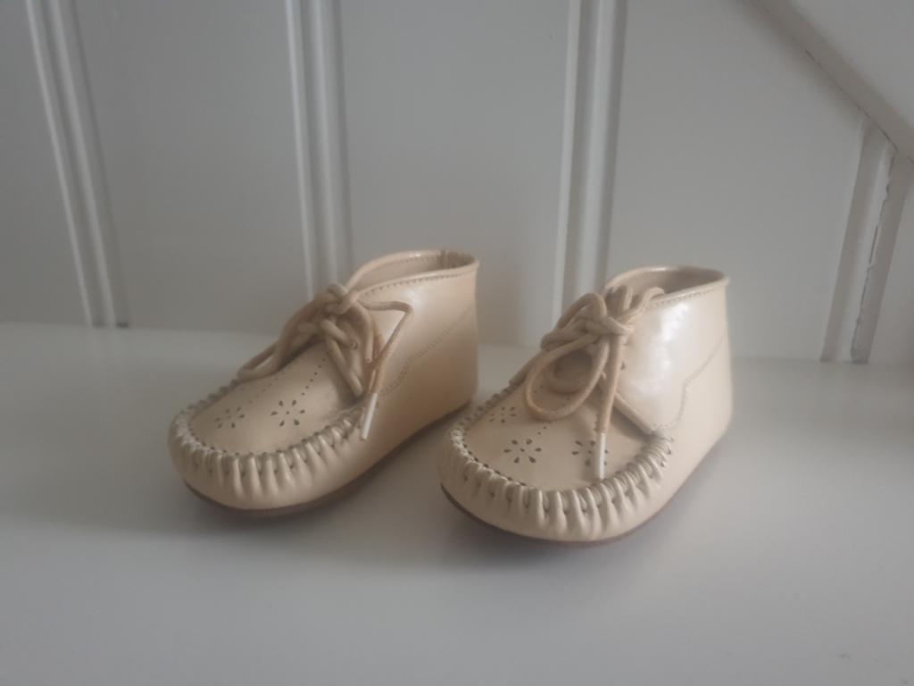 Oude nostalgische baby schoentjes - Crème kleur, Jongetje of Meisje, Ophalen of Verzenden, Onbekend, Gebruikt