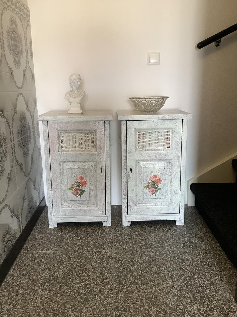 2 brocante nachtkastjes Queen Ann dressoir Queen Ann klein, Ophalen