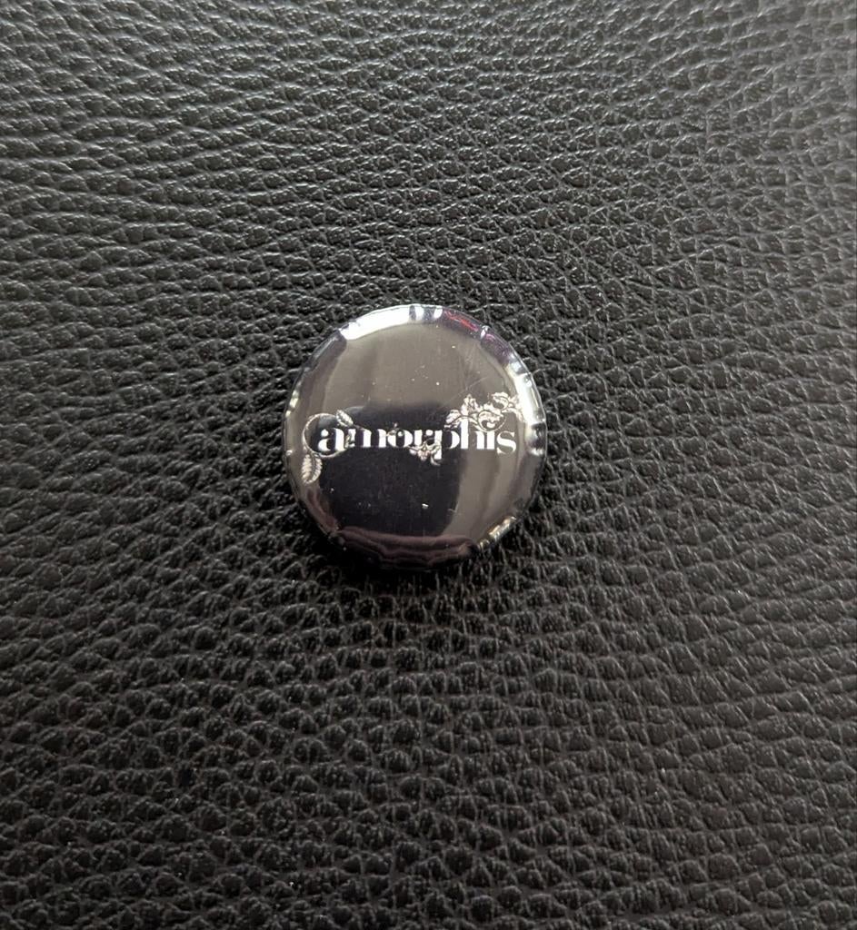 Amorphis – 25 mm button – Zwart/Wit, Ophalen of Verzenden, Nieuw, Overige typen