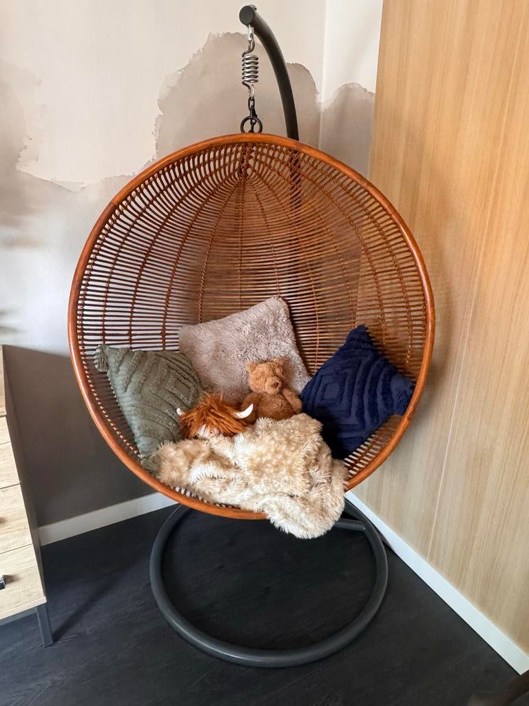 HK Living Rotan Hangstoel met Standaard - Uitstekende Staat, Huis en Inrichting, Ophalen, Bruin, Riet of Rotan, Zo goed als nieuw