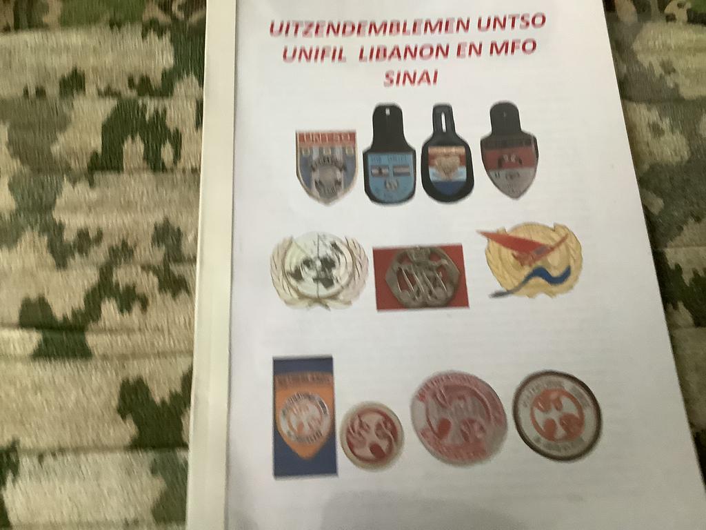 Boekwerk van diverse emblemen, Ophalen of Verzenden, Landmacht, Nederland, Embleem of Badge