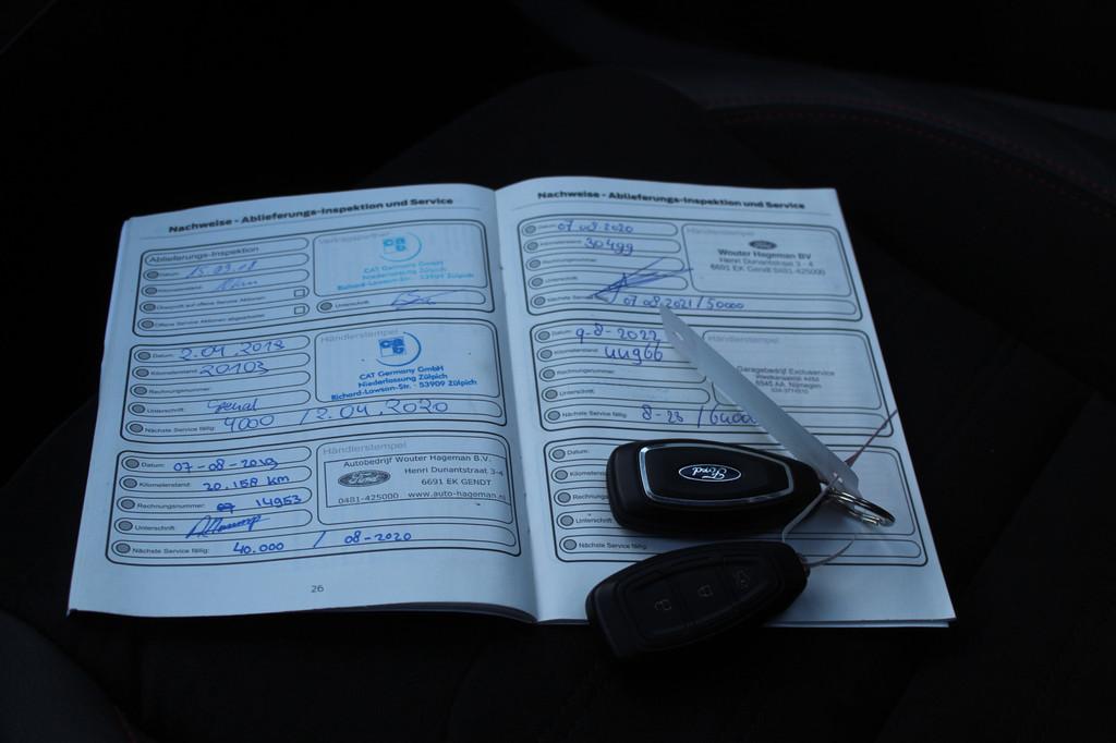 Ford Kuga 1.5 EcoBoost AWD Vignale Trekhaak/Panoramadak/Navi, Auto's, Ford, Automaat, 12 maanden, Euro 6, 4 cilinders