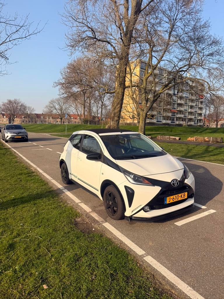 Toyota Aygo 1.0 12V Vvt-i Ddrs 2015 Wit, Voorwielaandrijving, Zwart, Cabriolet, 4 stoelen