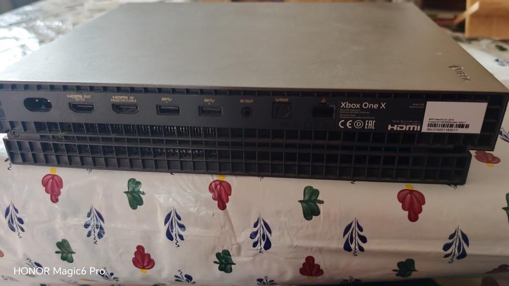 Defecte Xbox One X - Voor onderdelen of reparatie, Spelcomputers en Games, 500 GB, Ophalen of Verzenden, Zonder controller, Niet werkend