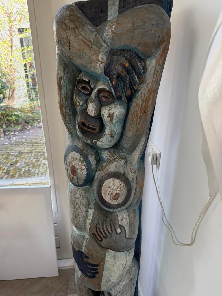 Moderne kunst Totempaal? Beschilderd en relief, Ophalen