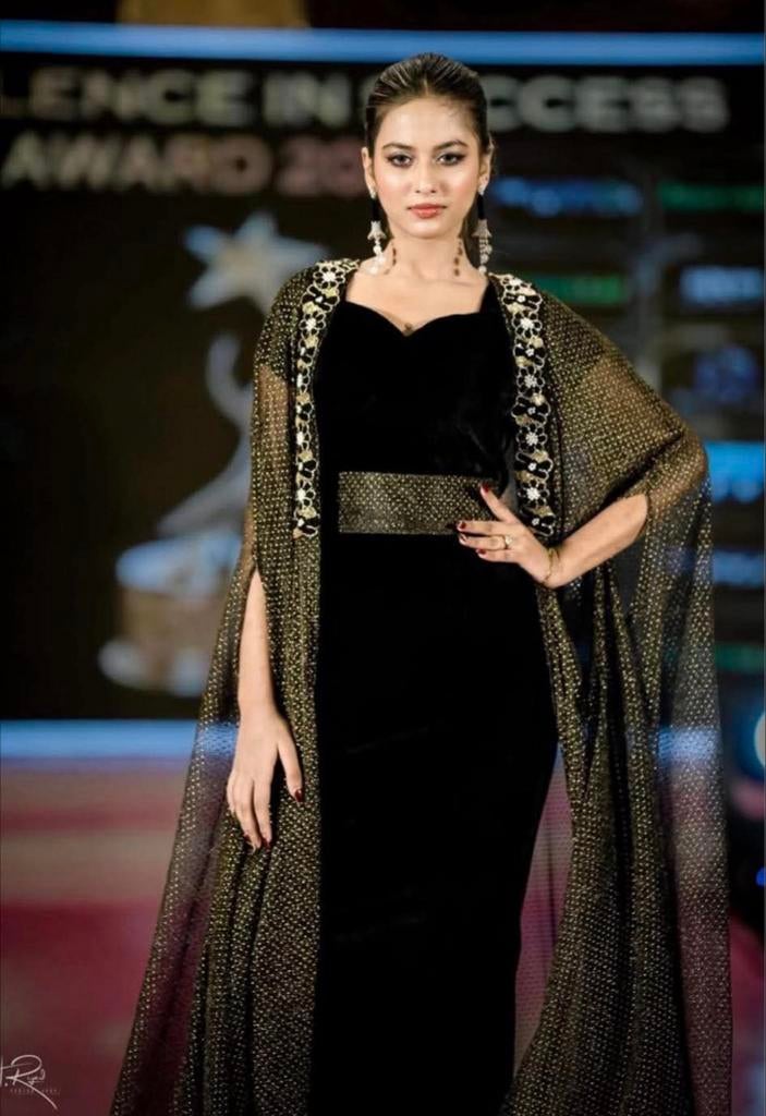 Elegante Zwarte Abaya met Gouden Details, Zwart, Maat 42/44 (L), Nieuw, Ophalen of Verzenden