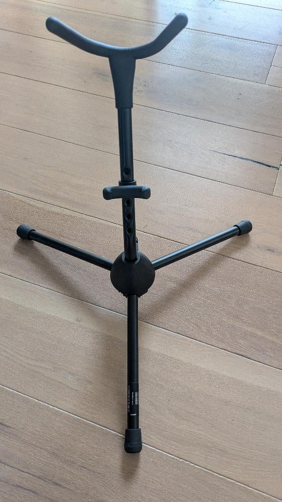 König & Meyer 14300 saxofoonstandaard voor alt en tenor, Ophalen, Zo goed als nieuw, Instrumentstandaard, Saxofoon