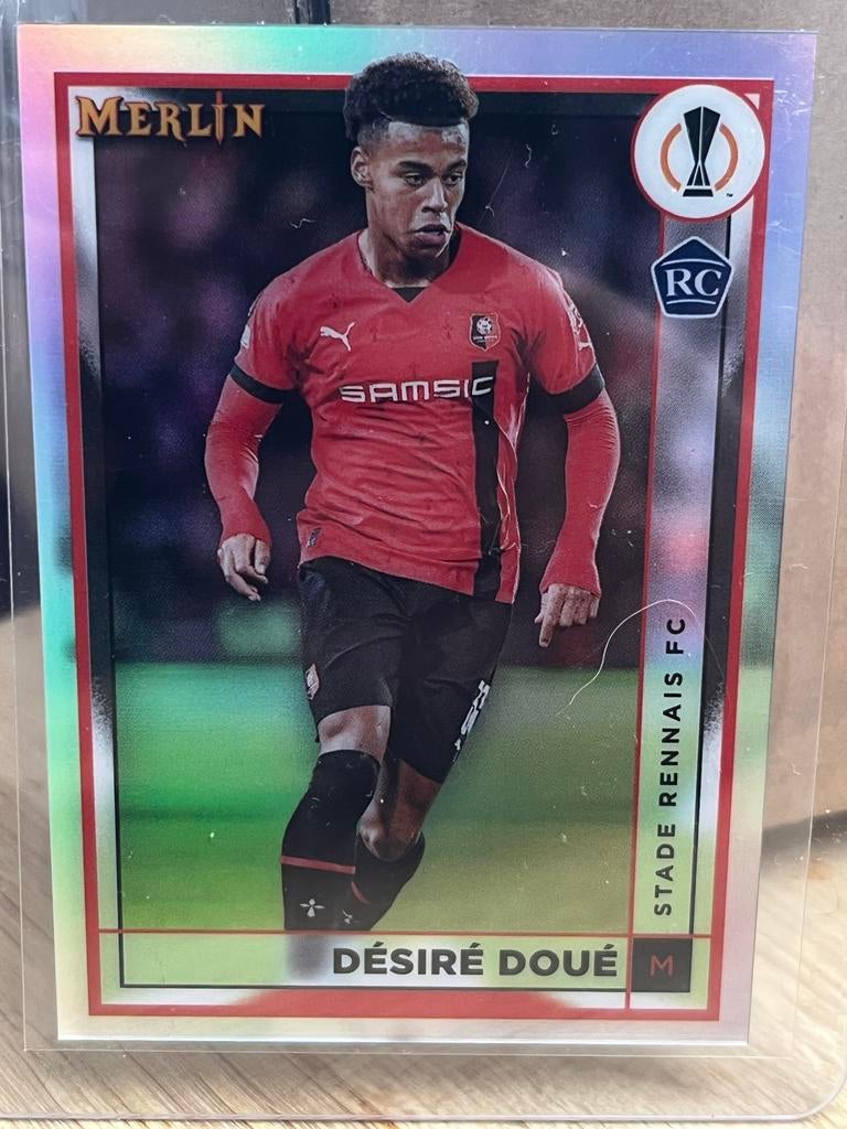 Désiré Doué Merlin Topps kaart 133 Refractor, Ophalen of Verzenden, Zo goed als nieuw, Buitenlandse clubs, Spelerskaart