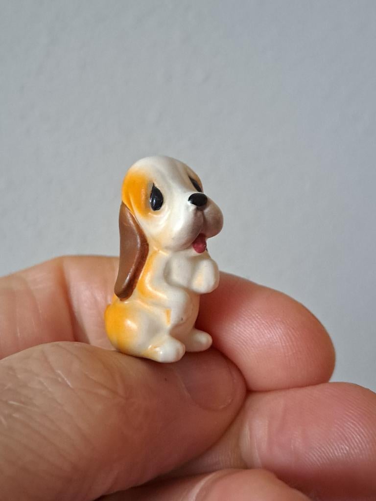 Zittende Basset hond, porselein 3x1.5x3.5cm, Ophalen of Verzenden, Zo goed als nieuw, Dier