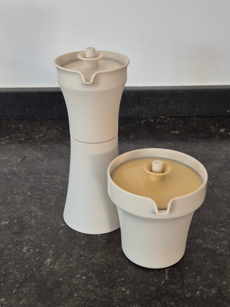 Twee vintage Tupperware kannetjes, Huis en Inrichting, Keuken | Tupperware, Ophalen of Verzenden, Gebruikt, Crème, Beker of Kan