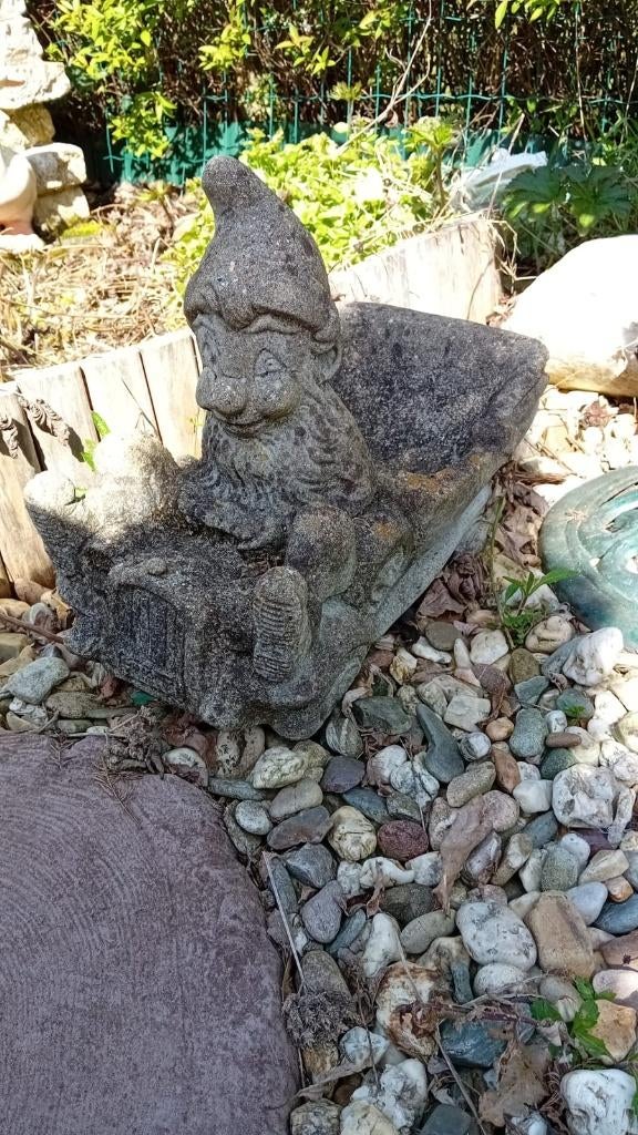 Betonnen tuinkabouter in auto, Tuin en Terras, Ophalen, Gebruikt, Beton, Tuinkabouter