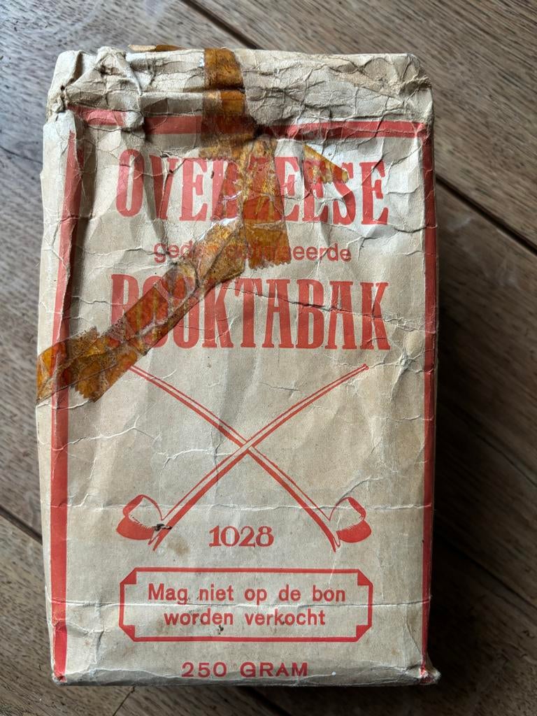 Vintage Overzeese Rooktabak - WWII bon oorlogstabak, Ophalen of Verzenden, Gebruikt, Tabaksdoos of Verpakking