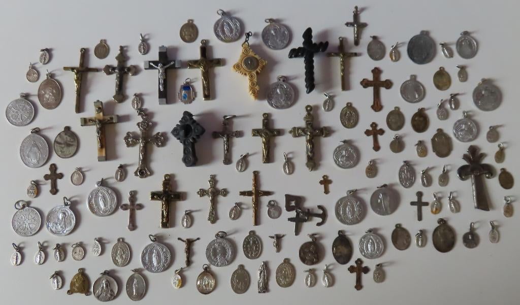 Koopje! Uit inboedel 115 religieuze hangers, broche, incl ve, Verzenden