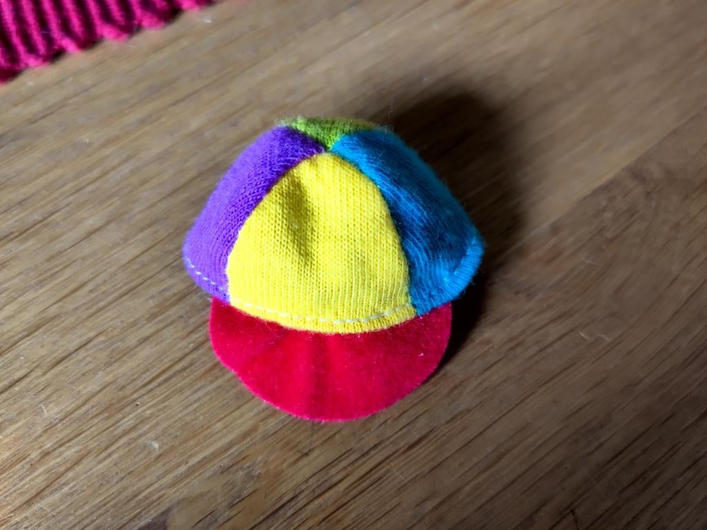 BARBIE Cap 🎭 UNITED COLOURS OF BENNETON 🎭 Mattel #9493, Ophalen of Verzenden, Zo goed als nieuw, Kleertjes