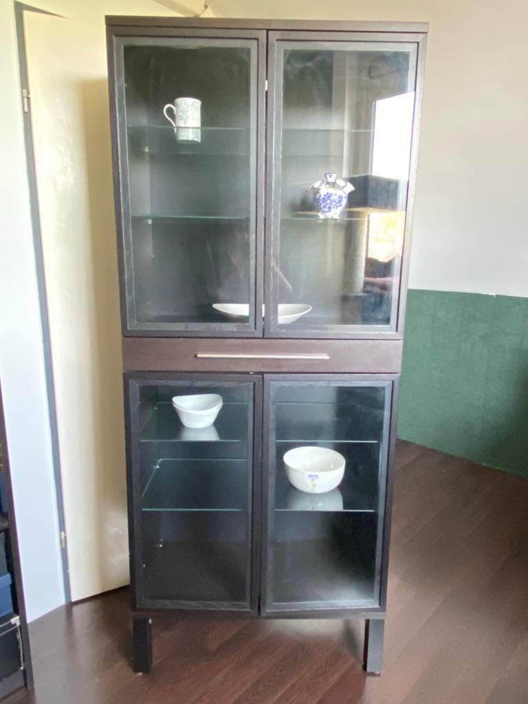 Mooi vitrinekast IKEA BJURSTA met lade & glazen legplanken, Ophalen, 50 tot 100 cm, Zo goed als nieuw, 150 tot 200 cm