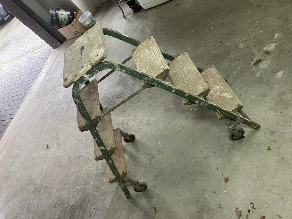 Vintage metal trap met wieltjes - industrieel design, Doe-het-zelf en Verbouw, Ladders en Trappen, Ophalen of Verzenden, Gebruikt