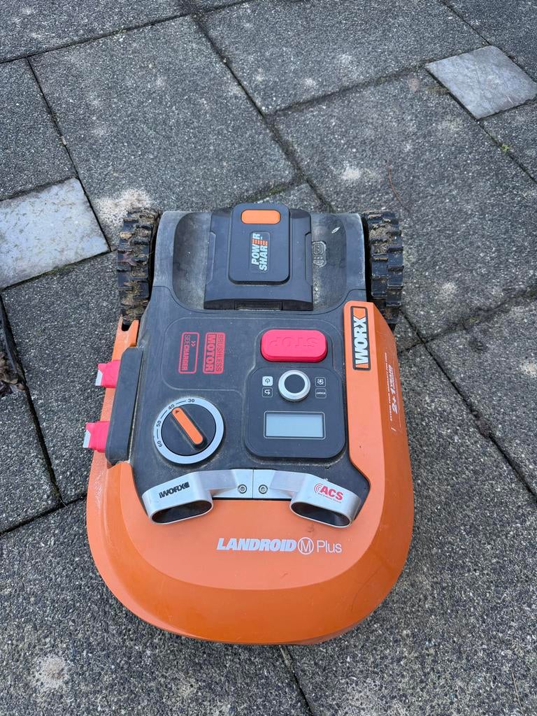 Worx Landroid M Plus robotmaaier +garage + Anti-Bots systeem, Ophalen of Verzenden, Gebruikt, 20 tot 25 cm, Met regensensor