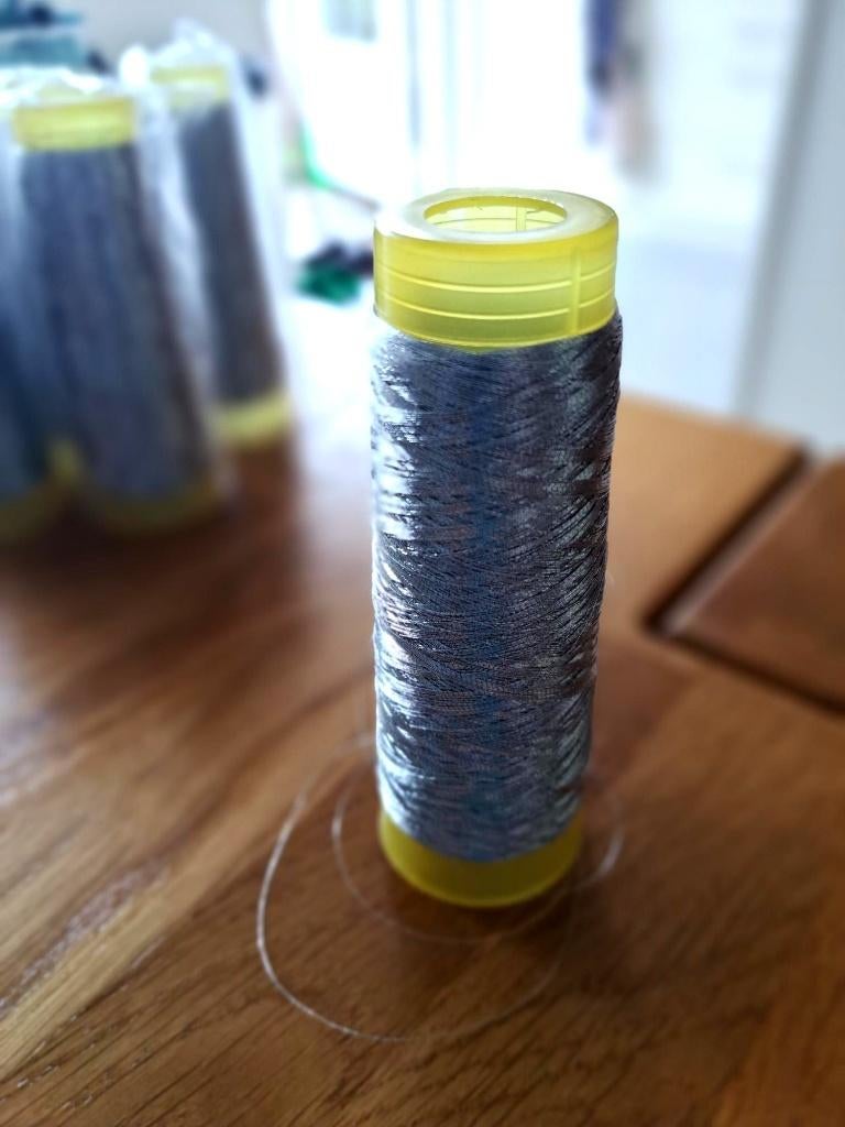 Zilver garen - 200 m - op spoel/ cocon - p. stuk € 1,50, Ophalen of Verzenden, Nieuw, Zilver, Knutselmateriaal