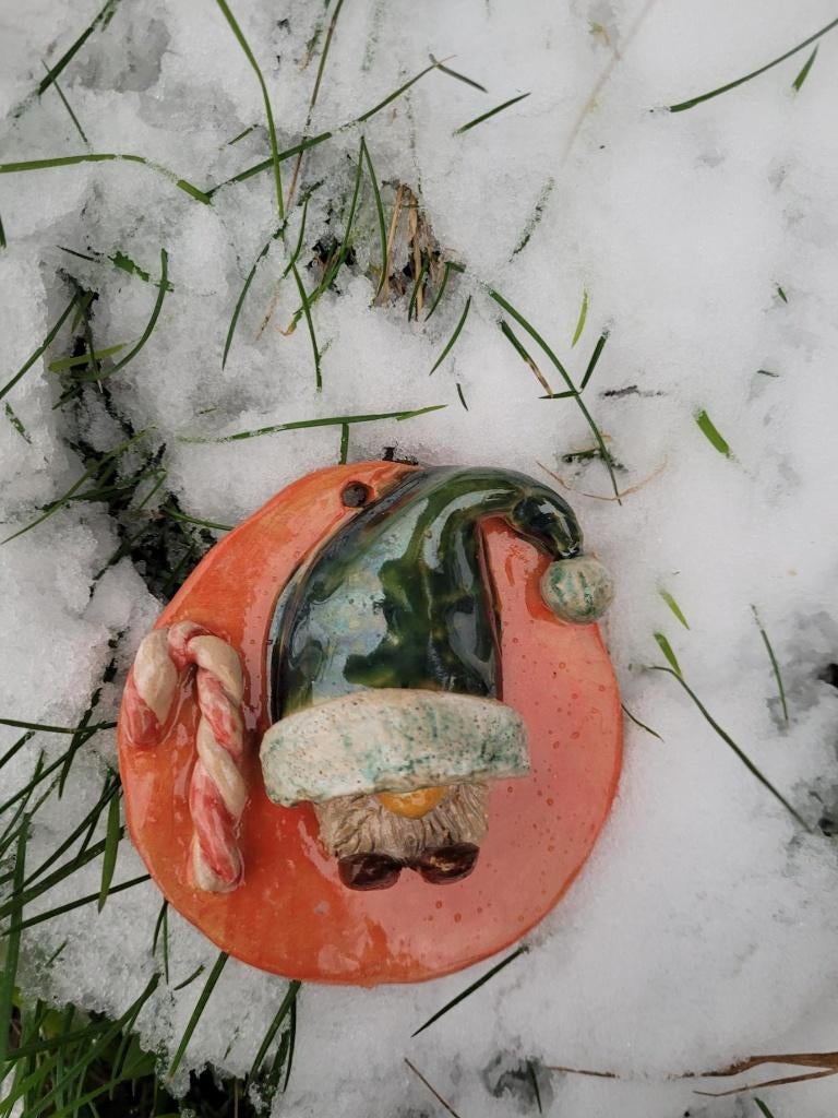 Rood-groene fantasy kerst gnoom klei hanger met zuurstok., Diversen, ., Nieuw, Ophalen of Verzenden, .