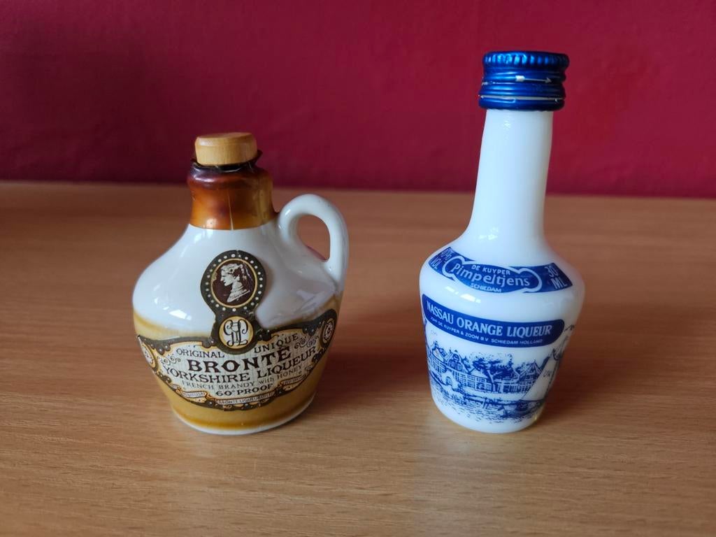 Twee lege miniatuur drankflesjes liqueur flesjes, Ophalen of Verzenden