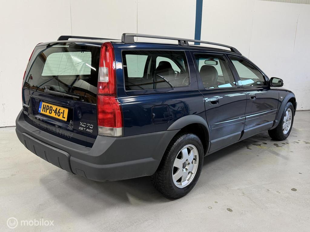 Volvo XC70 2.5 T Comfort Line AUTOMAAT / RIJKLAAR, Auto's, Automaat, Gebruikt, Blauw, XC70