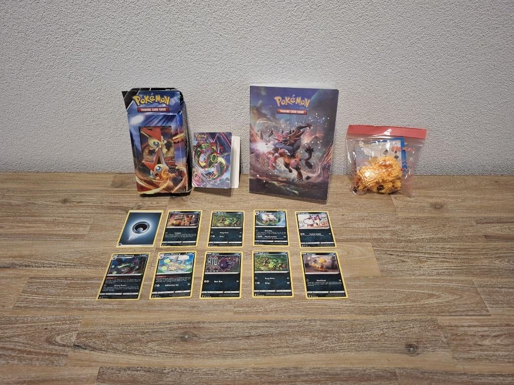 Collectie van circa 195 Pokemon kaartjes en andere spullen, Hobby en Vrije tijd, Verzamelkaartspellen | Pokémon, Zo goed als nieuw