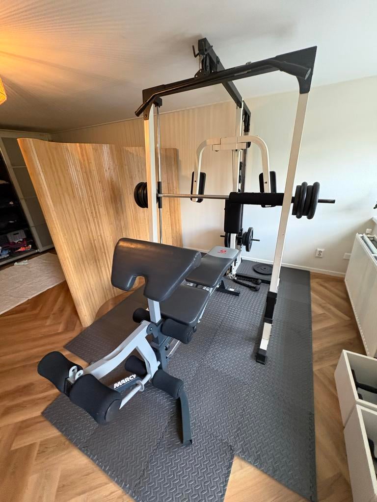 Krachtstation met bankje, gewichten en accessoires, Sport en Fitness, Ophalen, Gebruikt, Krachtstation, Armen