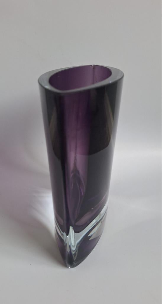 Paarse vaas Krosno glas;
18 x 17 x 7,5 cm
1760 gram, Ophalen of Verzenden