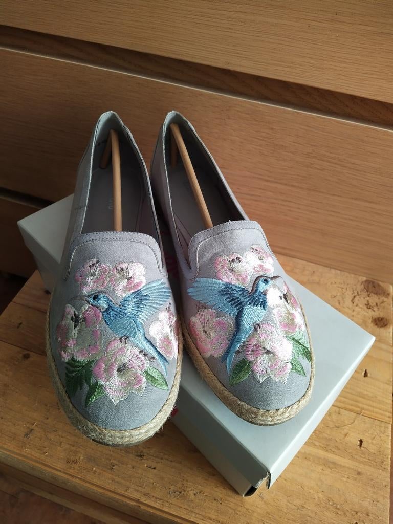 Leuke instappers. Met geborduurde vogels en bloemen., Kleding | Dames, Ophalen of Verzenden, Zo goed als nieuw, Grijs, Instappers
